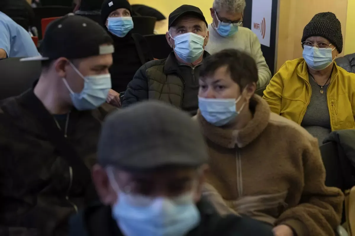 Debes usar mascarilla en el transporte público: la recomendación de expertos en medio del alza de contagios de virus respiratorios