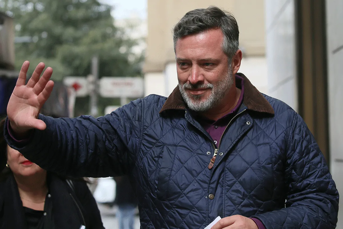 Funcionarios despedidos en Ñuñoa, tras sus licencias, están alzando la voz contra Sichel y sugieren que se busque un permiso médico para justificar las salidas al extranjero.