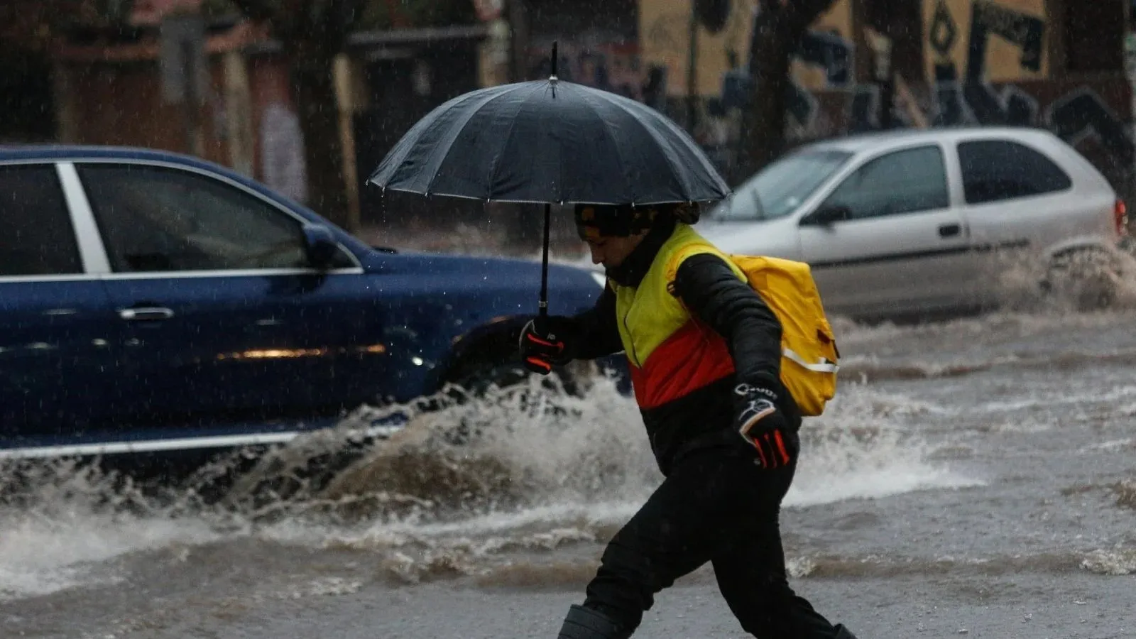 Temporal sin tregua: dónde y cuándo caerán hasta 200 mm de agua esta semana en Chile